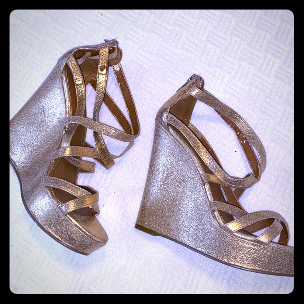 STEVE MADDEN Turnkey dusty gold wedge heals.